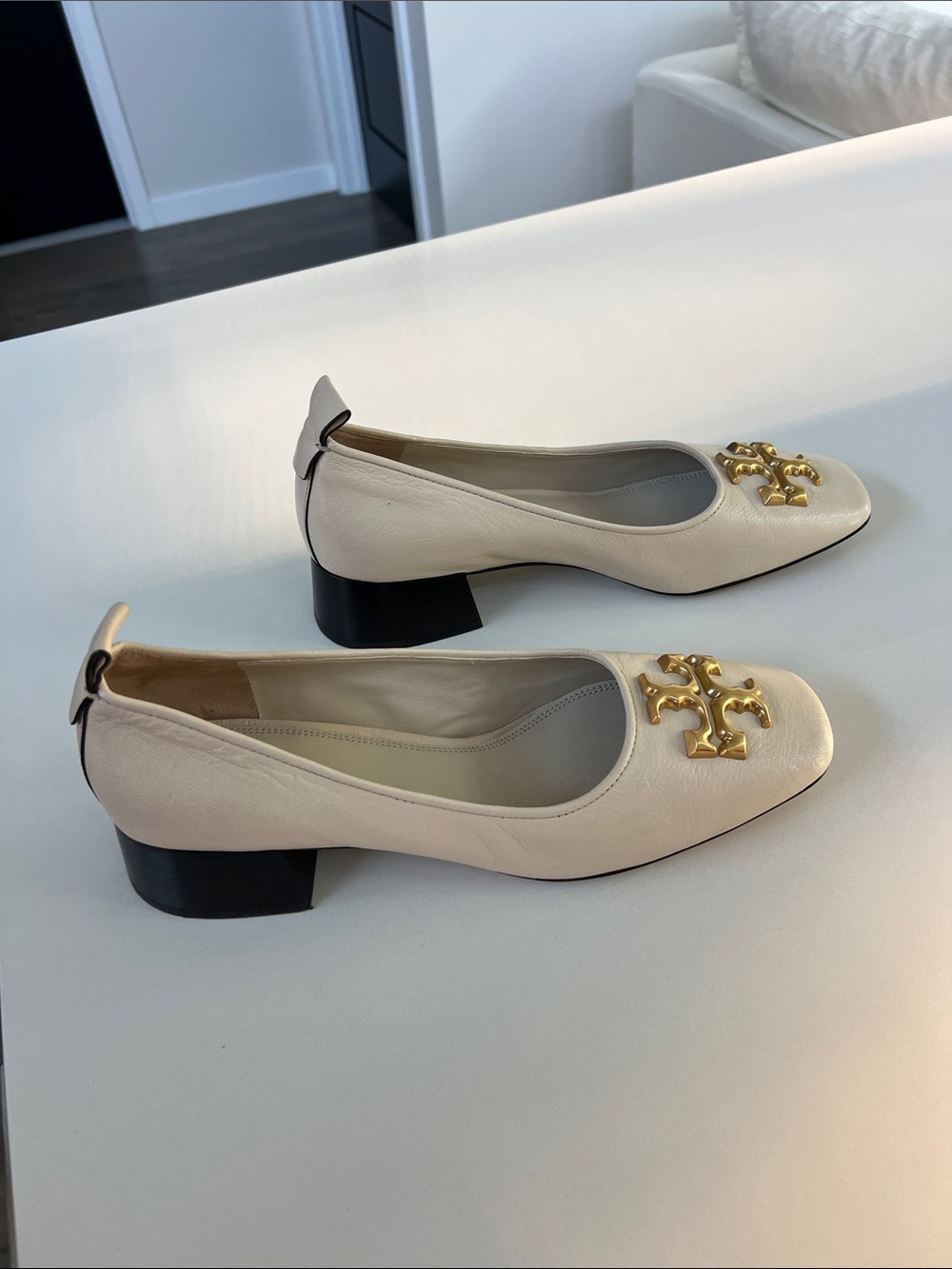 Tory Burch eleanor cream leather gold tone logo pump low heels 10 - Picture 9 of 11